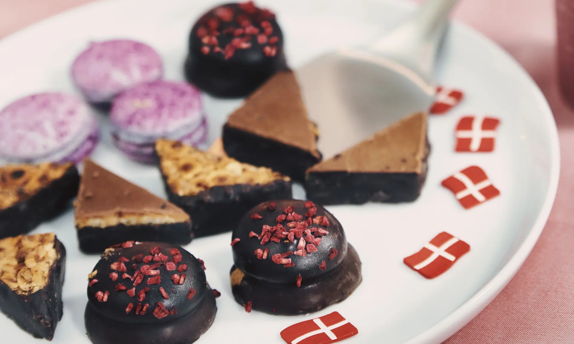 Kagetapas fra Brødcooperativet på fødselsdagstallerken