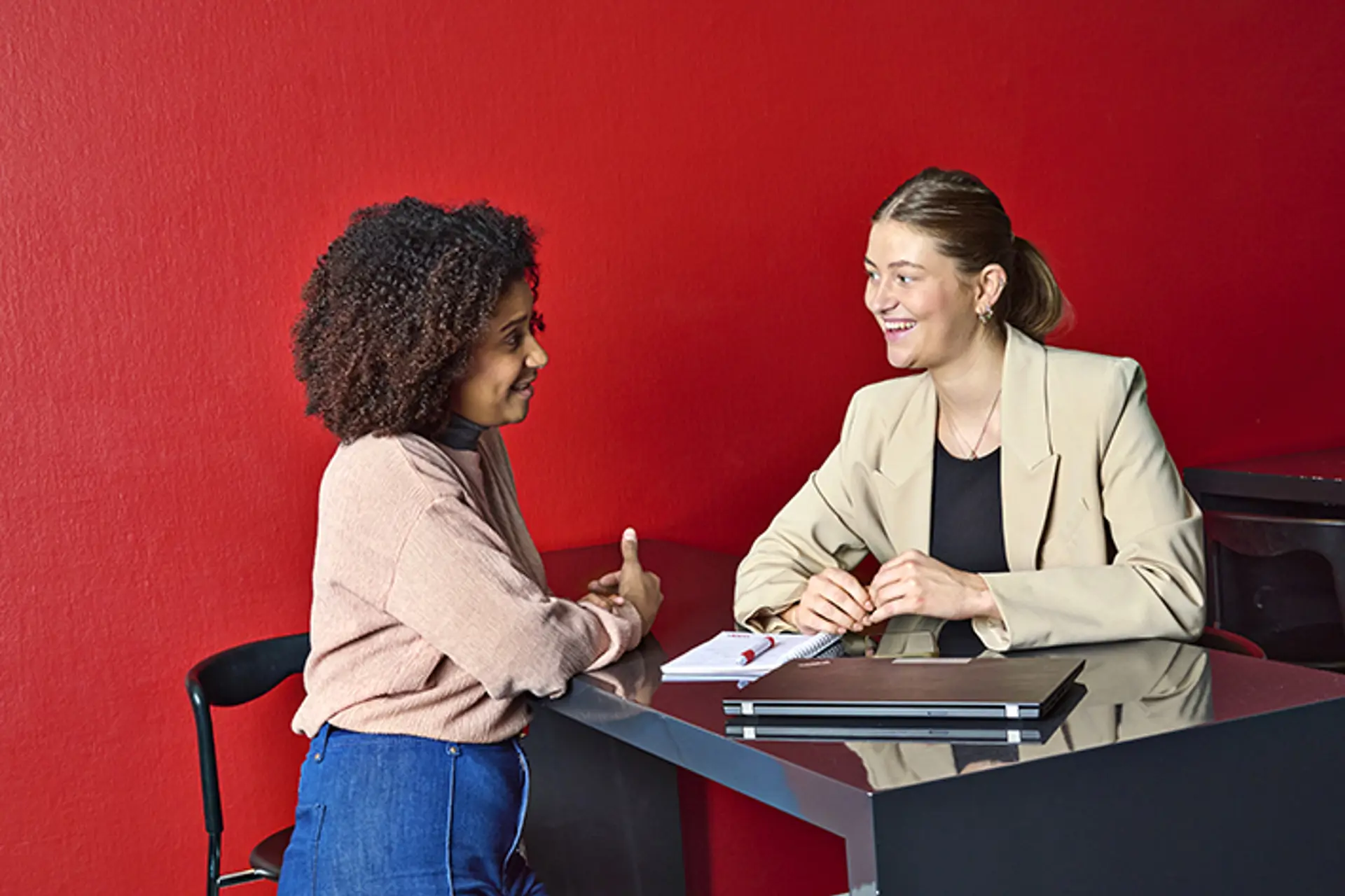 Medarbejdere i dialog på hovedkontor
